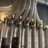 Foto tirada no(a) Roasting Plant Coffee por Afrodet Z. em 4/30/2022