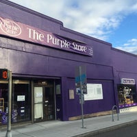 Foto tomada en The Purple Store  por NatashaTheNomad el 9/27/2015