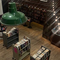 รูปภาพถ่ายที่ Housing Works Bookstore Cafe โดย Sahar | سحر เมื่อ 11/21/2022