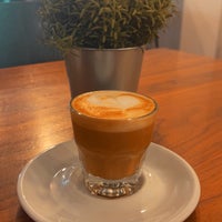 8/21/2021 tarihinde Sahar | سحرziyaretçi tarafından Vespr Craft Coffee &amp; Allures'de çekilen fotoğraf
