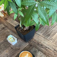 9/26/2023 tarihinde Sahar | سحرziyaretçi tarafından Vespr Craft Coffee &amp;amp; Allures'de çekilen fotoğraf