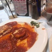 Foto tomada en Cascone&amp;#39;s Italian Restaurant  por Rebecca B. el 9/23/2018