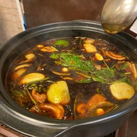 10/6/2021 tarihinde Woon Yeet Y.ziyaretçi tarafından Qi Wei Chicken Claypot 奇味鸡煲'de çekilen fotoğraf