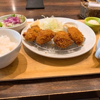 รูปภาพถ่ายที่ Oyster Table โดย Yasuomi S. เมื่อ 8/9/2019