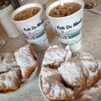 Photo taken at Café du Monde by Carole on 7/7/2015