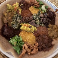 Das Foto wurde bei Messob Ethiopian Restaurant von Terri C. am 2/23/2023 aufgenommen