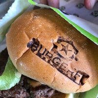 Foto diambil di BurgerFi oleh Kim M. pada 11/21/2021