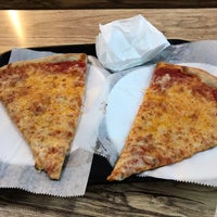 5/1/2019 tarihinde Evil X.ziyaretçi tarafından Fresh Meadows Pizzeria and Restaurant'de çekilen fotoğraf