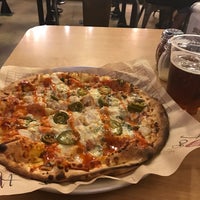 6/28/2017 tarihinde Joel J.ziyaretçi tarafından Mod Pizza'de çekilen fotoğraf