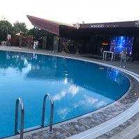 Foto tirada no(a) Wonders Wedding Pool Restaurant por DK em 7/20/2022