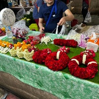 Photo taken at Yodpiman Flower Market by Jonathan L. on 1/1/2023