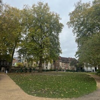 Photo taken at Charterhouse Square by Søren K. on 11/10/2022