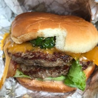 รูปภาพถ่ายที่ Burger Bar โดย Joseph เมื่อ 8/4/2018