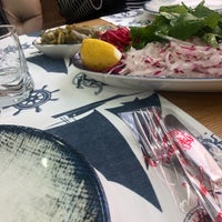 Снимок сделан в Kıyak Kardeşler Balık Restaurant пользователем Yaşar K. 2/2/2022