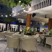 Foto scattata a BYD Bar &amp;amp; Bistro da عزّام il 6/24/2023