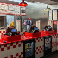 Photo taken at Five Guys by H ✨. on 9/4/2021