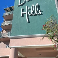 รูปภาพถ่ายที่ Beverly Hills Hotel โดย Rakan Rediny ر. เมื่อ 12/16/2023