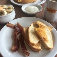 Photo taken at Denny&amp;#39;s by Gisele G. on 7/22/2017