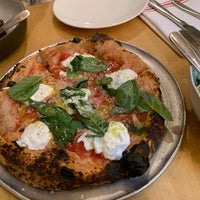 รูปภาพถ่ายที่ Burrata Wood Fired Pizza โดย Leslie-Anne B. เมื่อ 5/5/2019