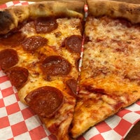 Foto tomada en Joe’s New York Pizza  por Dan W. el 5/28/2019