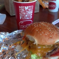 Photo taken at MOOYAH Burgers, Fries &amp;amp; Shakes by Jaritza O. on 5/27/2013
