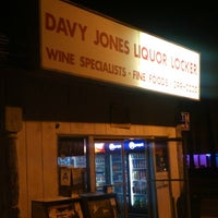 Photo taken at Davy Jones Liquor Locker by Perlorian B. on 12/10/2012
