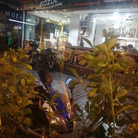 Foto diambil di Edward&amp;#39;s Coffee oleh Gonca A. pada 9/5/2022