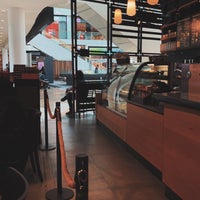 รูปภาพถ่ายที่ Starbucks โดย Nawaf เมื่อ 7/11/2022