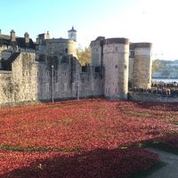 Photo taken at Blood Swept Lands and Seas of Red - Tower of London WW1 Poppy Memorial by Melanie on 11/9/2014