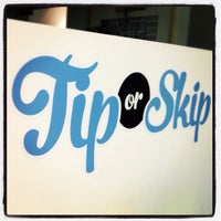 12/6/2012 tarihinde Dara E.ziyaretçi tarafından Tip or Skip HQ'de çekilen fotoğraf