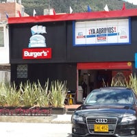 Снимок сделан в Burgers - Burger&#39;s ® -  @Burgerscolombia пользователем Sonia P. 11/14/2013