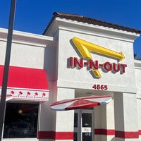 Photo taken at In-N-Out Burger by MMM on 7/2/2022