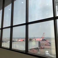 Photo taken at Gate 14 by 南北 東. on 1/19/2020