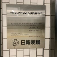 Нельзя бегать. Do does present simple правило. I run do сказка. Бег запрещен. Does not run перевод.