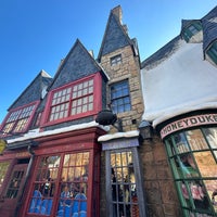 Photo taken at The Wizarding World of Harry Potter - Hogsmeade by Macky T. on 10/17/2023