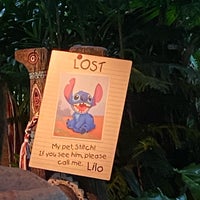 Photo taken at The Enchanted Tiki Room: Stitch Presents &amp;quot;Aloha E Komo Mai!&amp;quot; by はるか く. on 11/23/2022