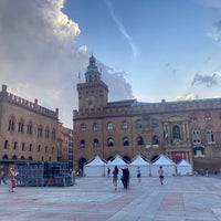 Foto diambil di Piazza Maggiore oleh Pablo I. pada 9/19/2023