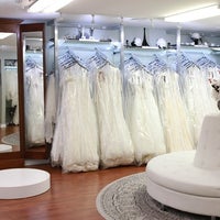 4/23/2016 tarihinde Violeta D.ziyaretçi tarafından Dress 2 Impress - Bridal &amp;amp; Formal Boutique'de çekilen fotoğraf