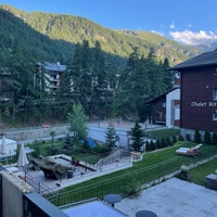 Das Foto wurde bei Grand Hotel Zermatterhof von 𝐴𝑐𝑡𝑖𝑣𝑒 𝑖𝑛 𝑡𝑟𝑎𝑣𝑒𝑙                                                               80’s am 7/28/2021 aufgenommen