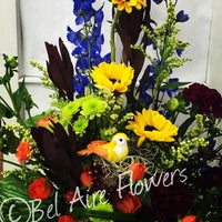 Снимок сделан в Bel Aire Flower Shop пользователем Bel Aire Flowers W. 6/14/2015