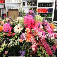 Das Foto wurde bei Bel Aire Flower Shop von Bel Aire Flowers W. am 6/2/2015 aufgenommen
