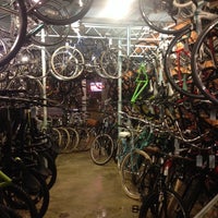 รูปภาพถ่ายที่ The Bike Shop โดย Jon S. เมื่อ 2/22/2014