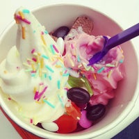 รูปภาพถ่ายที่ Yobot Frozen Yogurt โดย Johanna L. เมื่อ 6/20/2013