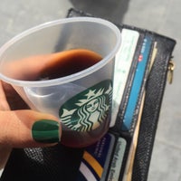 Das Foto wurde bei Starbucks von Farah K. am 8/7/2016 aufgenommen