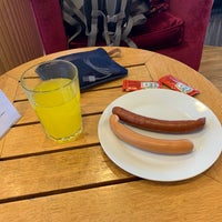 Photo taken at British Airways Terraces Lounge by Maximilian R. on 3/29/2019