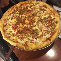Photo prise au Pazzo Big Slice Pizza par C. Williams @. le4/16/2016