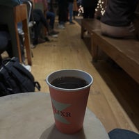 12/28/2023 tarihinde Abdulrahmanziyaretçi tarafından Elixr Coffee Roasters'de çekilen fotoğraf