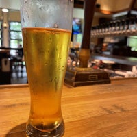 Photo taken at Iron Hill Brewery &amp;amp; Restaurant by r0bb0 on 8/15/2022