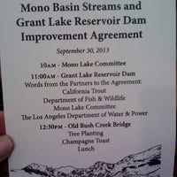 รูปภาพถ่ายที่ Mono Lake Committee Information Center and Bookstore โดย Drolley R. เมื่อ 9/30/2013