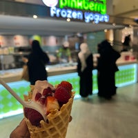 Photo taken at Pinkberry by Hug`̨☃ .. on 4/13/2023